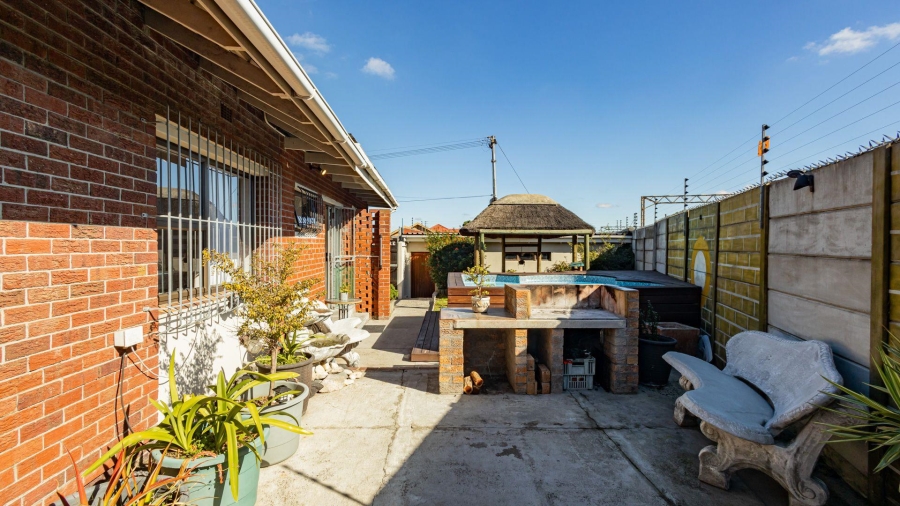 5 Bedroom Property for Sale in Avondale Western Cape